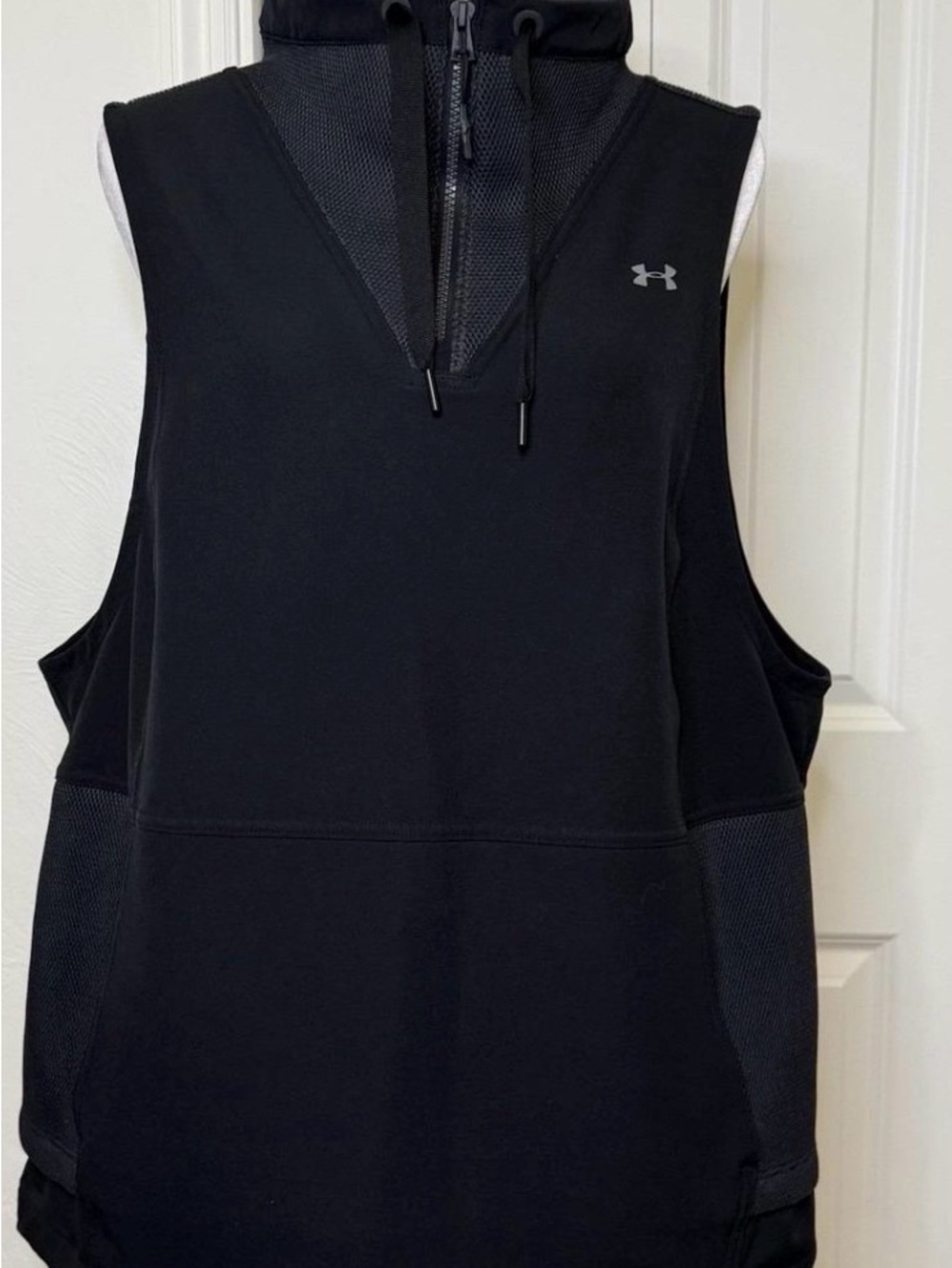 Under Armour NWOT Ladies Black Sleeveless Zip Vest Top Mesh Detail Medium